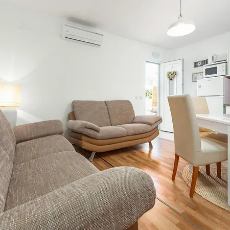 Apartment Cozy In With House Sea View Povljana