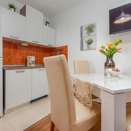 Διαμέρισμα 2 Bedroom Lovely In Povljana