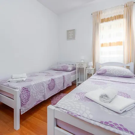Διαμέρισμα 2 Bedroom Lovely In *