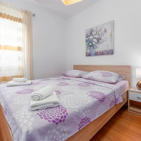2 Bedroom Lovely In Διαμέρισμα Povljana